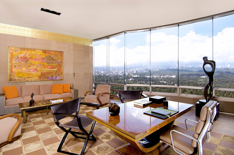 Ejemplo de despacho actual con paredes beige, escritorio independiente y suelo beige
