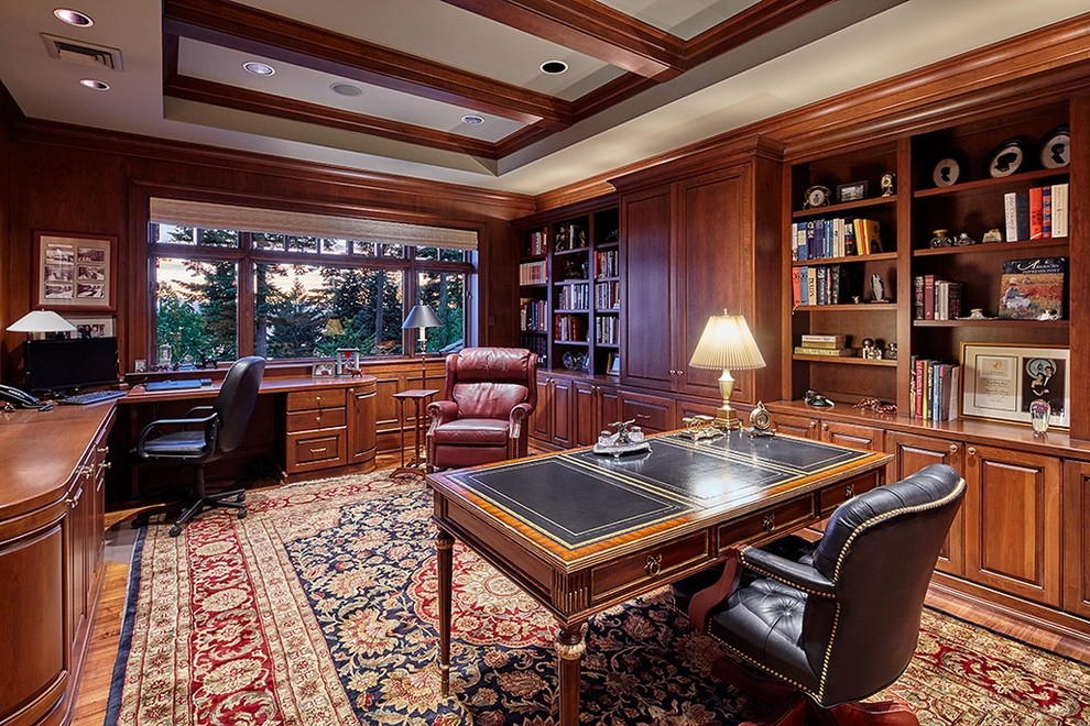 Inspiration pour un bureau traditionnel avec un mur marron, un sol en bois brun, aucune cheminée, un bureau indépendant et un sol marron.