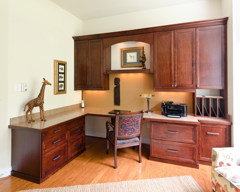 Immagine di un ufficio classico di medie dimensioni con pavimento in legno massello medio e scrivania incassata