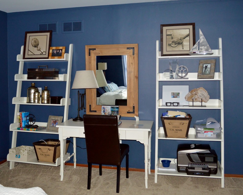 Ispirazione per un grande ufficio classico con pareti blu, moquette, nessun camino e scrivania autoportante