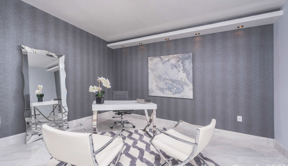 На фото: большой кабинет в современном стиле с серыми стенами, мраморным полом, отдельно стоящим рабочим столом и белым полом с