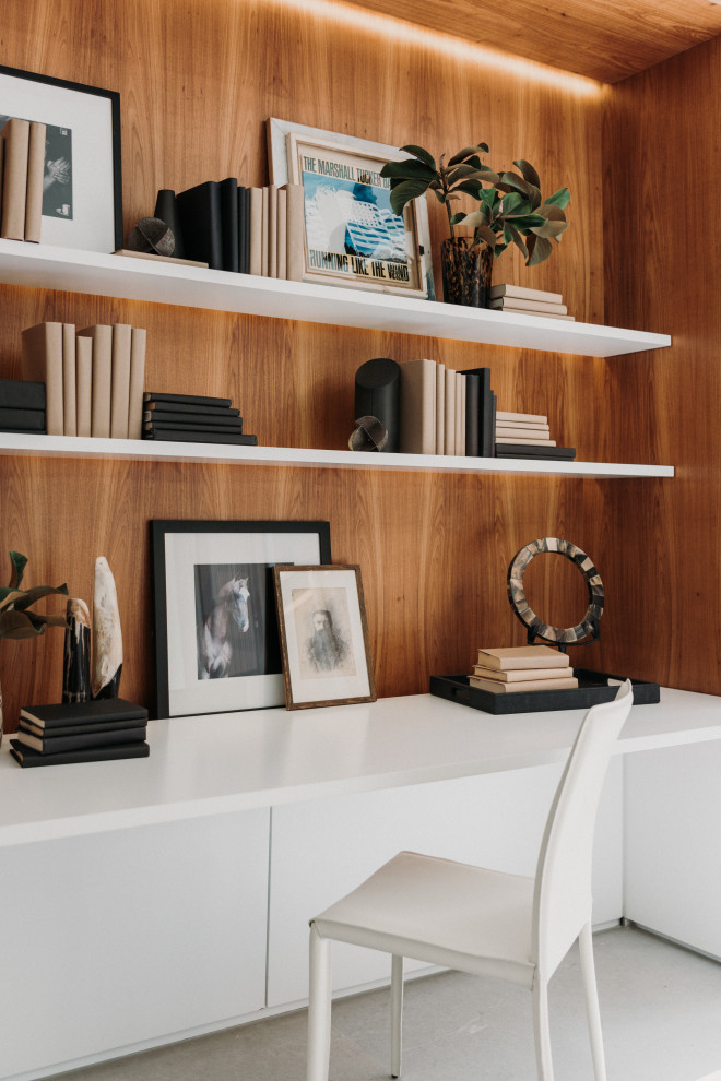 Стильный дизайн: кабинет в морском стиле с коричневыми стенами, встроенным рабочим столом и серым полом - последний тренд