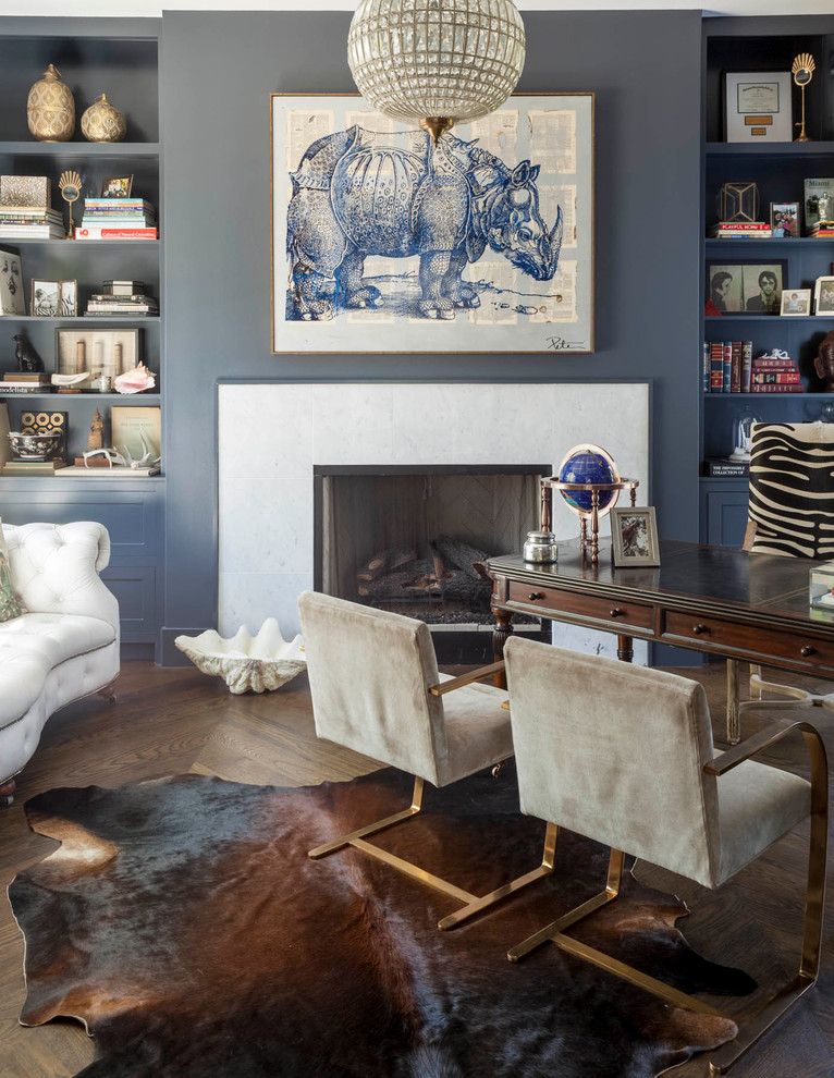 ダラスにあるコンテンポラリースタイルのおしゃれな書斎 (青い壁、濃色無垢フローリング、標準型暖炉、石材の暖炉まわり、自立型机) の写真