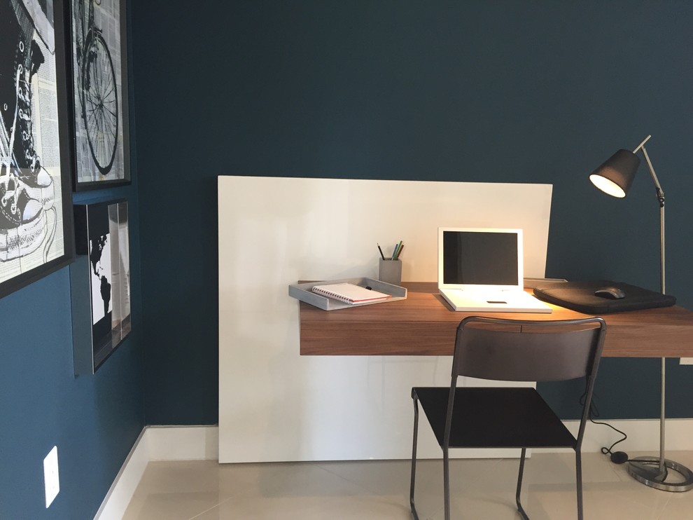 Imagen de despacho actual grande con paredes azules y suelo de baldosas de cerámica