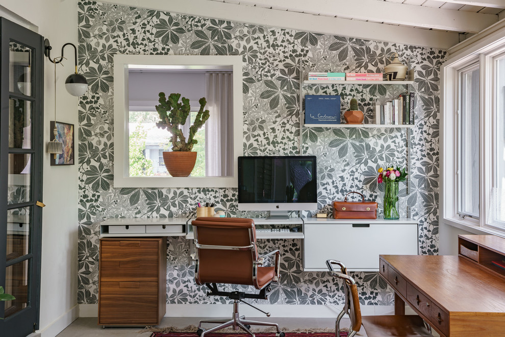Bild på ett 60 tals arbetsrum, med grå väggar, ett inbyggt skrivbord och grått golv