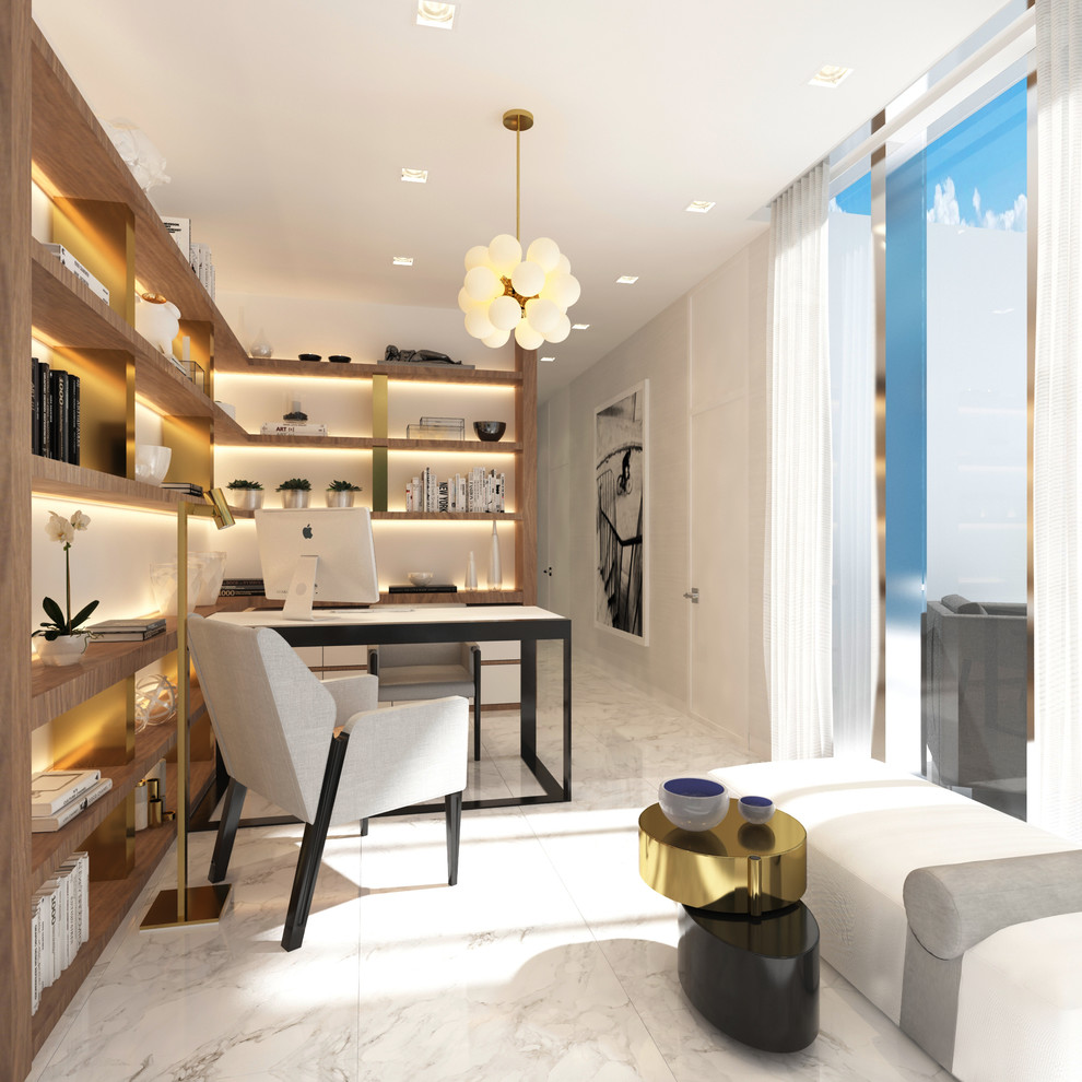 Kleines Modernes Arbeitszimmer ohne Kamin mit Arbeitsplatz, beiger Wandfarbe, Marmorboden, freistehendem Schreibtisch und weißem Boden in Miami