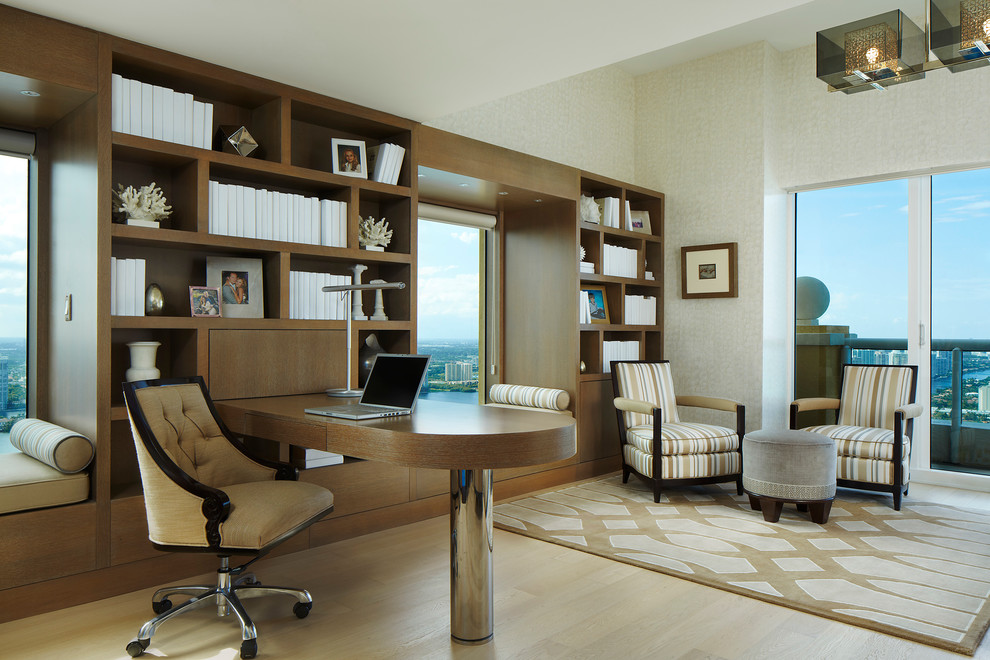 Großes Modernes Arbeitszimmer ohne Kamin mit Arbeitsplatz, beiger Wandfarbe, hellem Holzboden, Einbau-Schreibtisch und beigem Boden in Miami