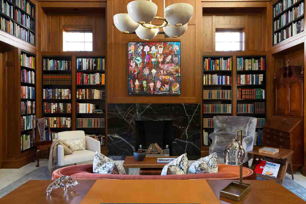 Immagine di uno studio minimalista con libreria, pareti marroni, scrivania autoportante, pavimento in marmo, camino classico, cornice del camino in pietra e pavimento multicolore
