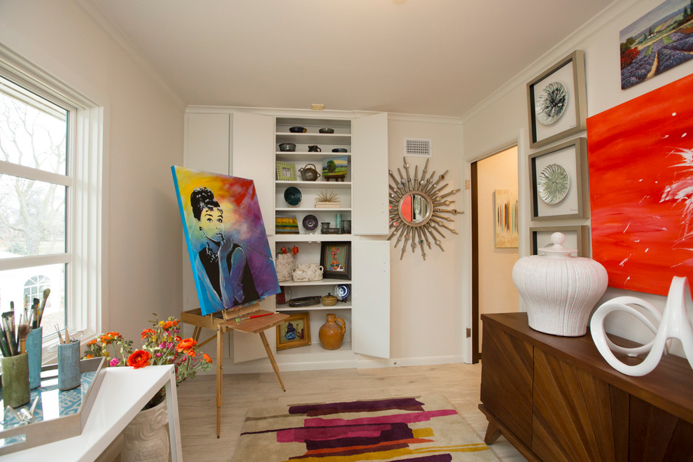 Bild på ett mellanstort retro hemmastudio, med vita väggar, ljust trägolv och ett fristående skrivbord