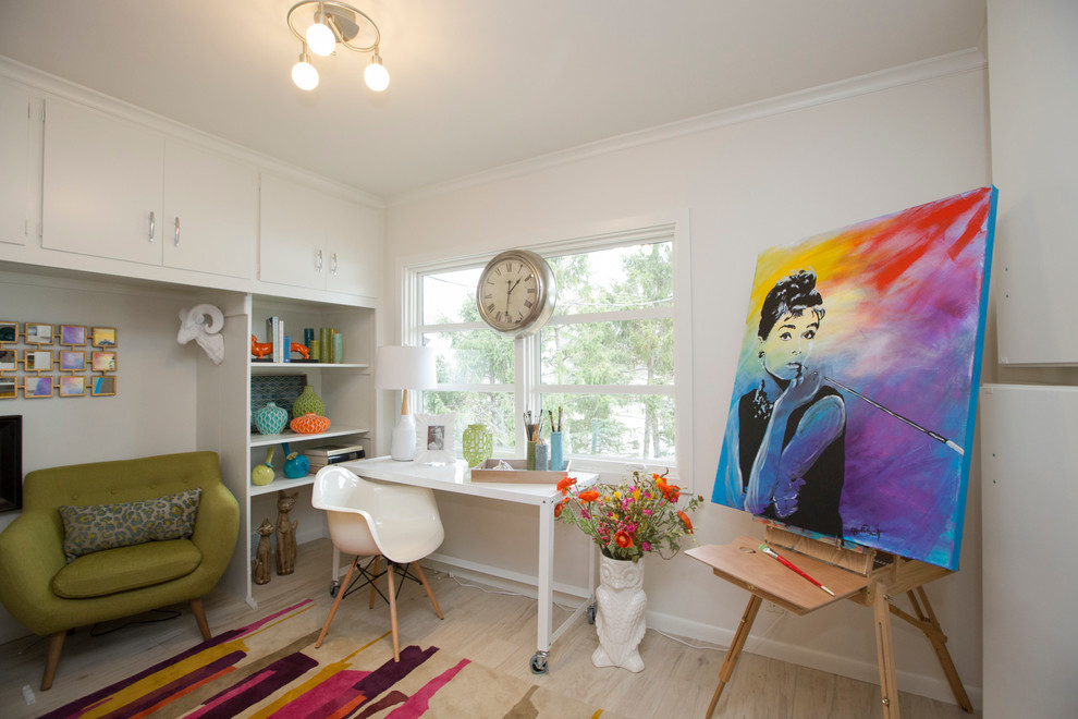 Источник вдохновения для домашнего уюта: кабинет среднего размера в стиле ретро с местом для рукоделия, белыми стенами, светлым паркетным полом и отдельно стоящим рабочим столом без камина