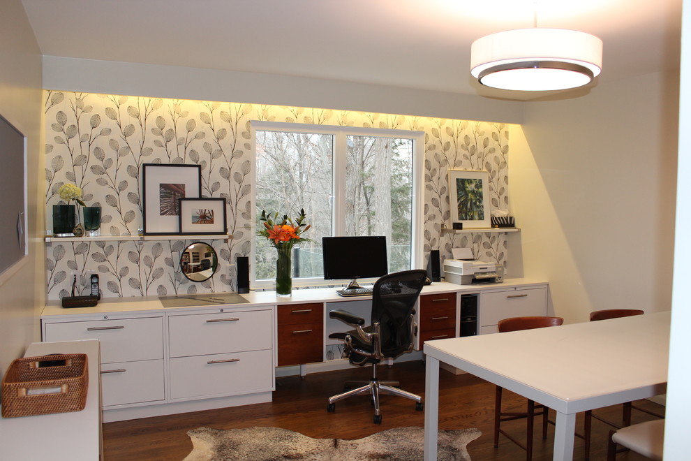 Exempel på ett mellanstort retro hemmastudio, med vita väggar, mellanmörkt trägolv och ett inbyggt skrivbord