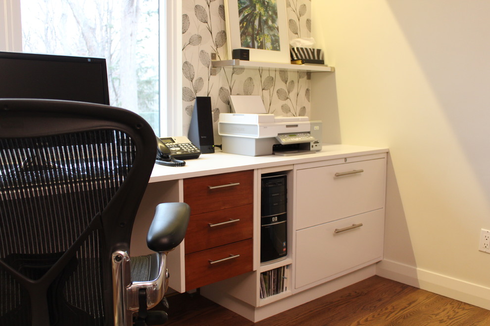 Inspiration pour un bureau vintage de taille moyenne et de type studio avec un mur blanc, un sol en bois brun et un bureau intégré.