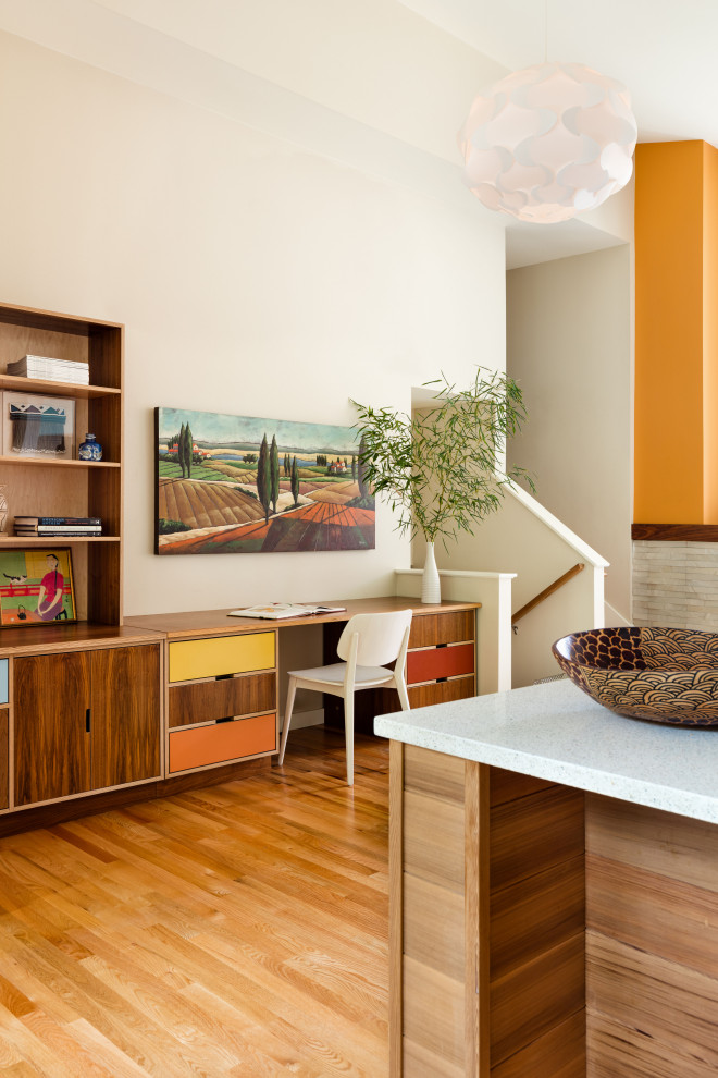 Bild på ett litet 60 tals arbetsrum, med beige väggar, ljust trägolv och ett inbyggt skrivbord