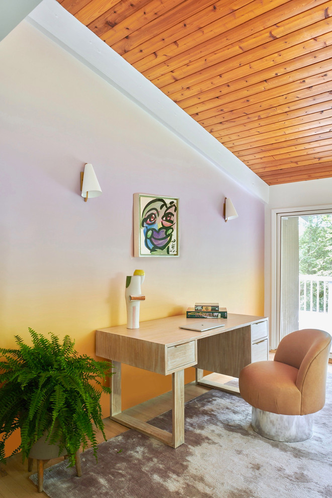 Idée de décoration pour un bureau vintage avec un mur multicolore, parquet clair, aucune cheminée et un bureau indépendant.