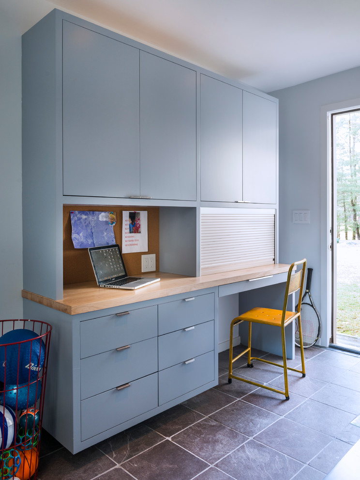 Источник вдохновения для домашнего уюта: большой кабинет в стиле модернизм с белыми стенами и полом из сланца