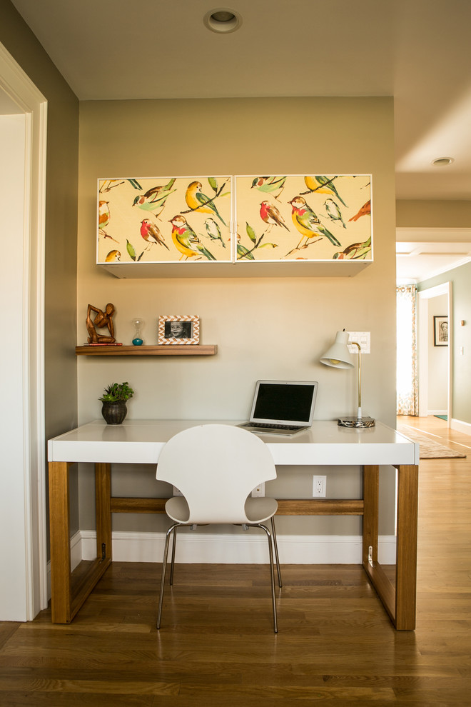 Imagen de despacho tradicional renovado pequeño con paredes grises, suelo de madera en tonos medios y escritorio independiente