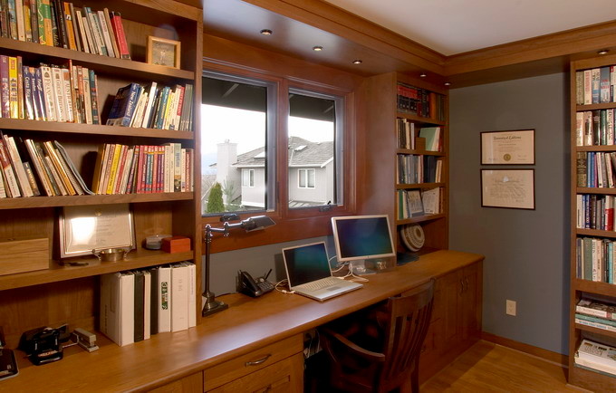 Inspiration för ett stort vintage hemmabibliotek, med grå väggar, mellanmörkt trägolv och ett inbyggt skrivbord