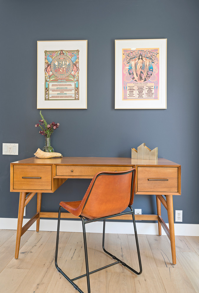 Ispirazione per un piccolo studio minimalista con pareti blu e scrivania autoportante