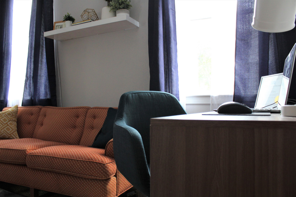 Diseño de despacho vintage de tamaño medio con paredes grises, moqueta, escritorio independiente y suelo beige