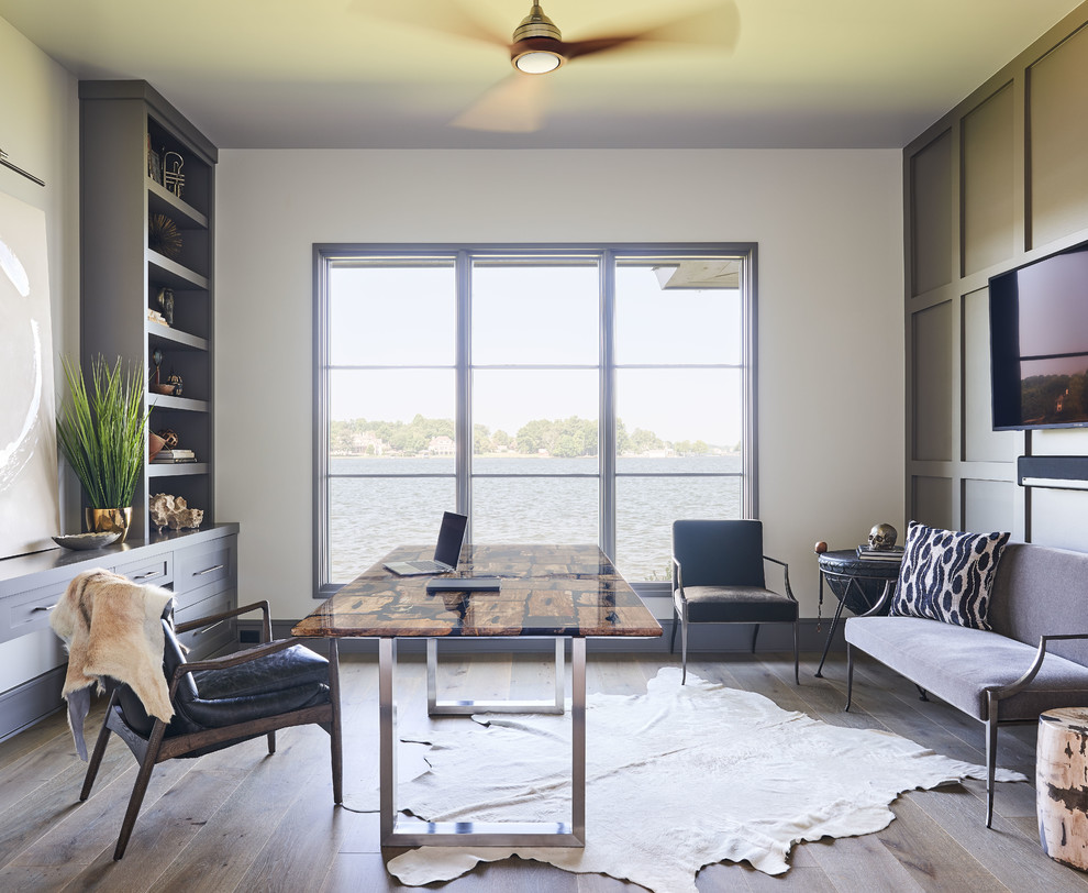 Ejemplo de despacho clásico renovado con paredes blancas, suelo de madera oscura, escritorio independiente y suelo marrón