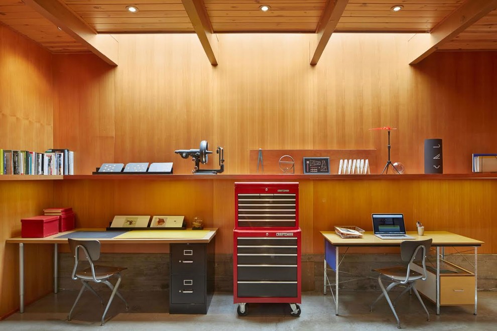 Kleines Retro Arbeitszimmer mit Studio, Betonboden und freistehendem Schreibtisch in San Francisco