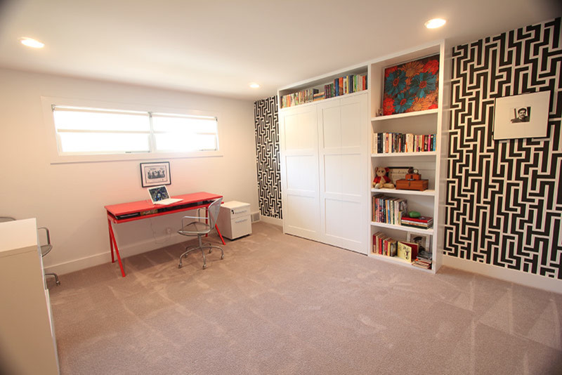 オマハにある中くらいなミッドセンチュリースタイルのおしゃれな書斎 (マルチカラーの壁、カーペット敷き、暖炉なし、自立型机、ベージュの床) の写真