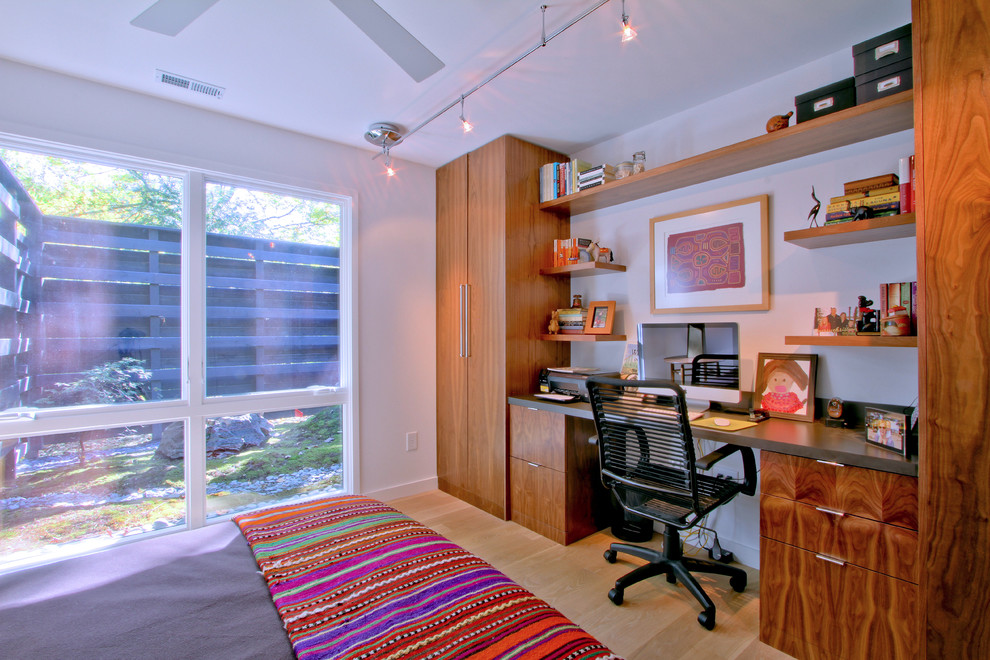 Источник вдохновения для домашнего уюта: кабинет среднего размера в стиле ретро с белыми стенами, светлым паркетным полом, встроенным рабочим столом и бежевым полом без камина