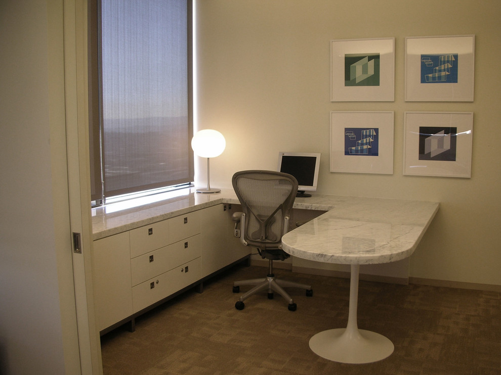 На фото: большой кабинет в стиле ретро с белыми стенами, ковровым покрытием и встроенным рабочим столом без камина с