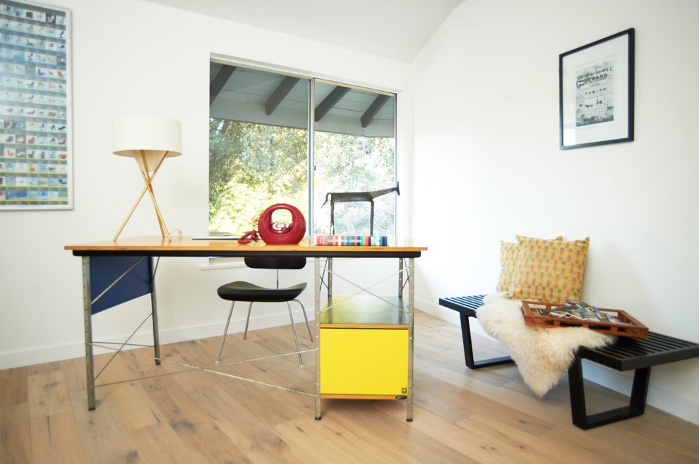 Design ideas for a midcentury home office in Los Angeles.