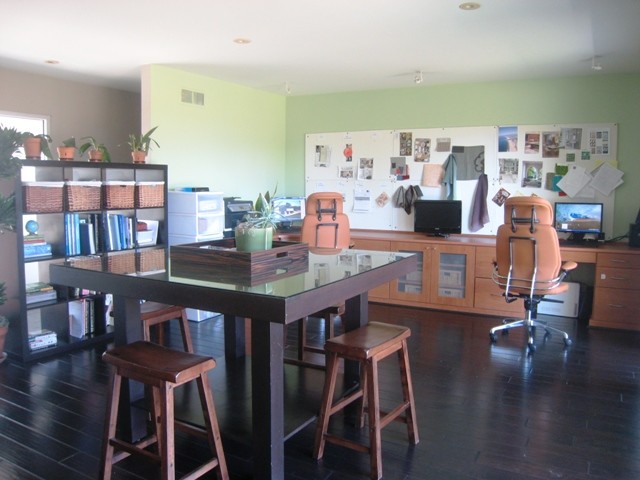 Example of a trendy home office design in Los Angeles