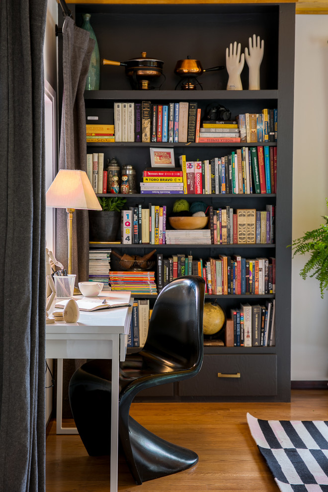 Idée de décoration pour un bureau vintage avec un sol en bois brun et un bureau indépendant.