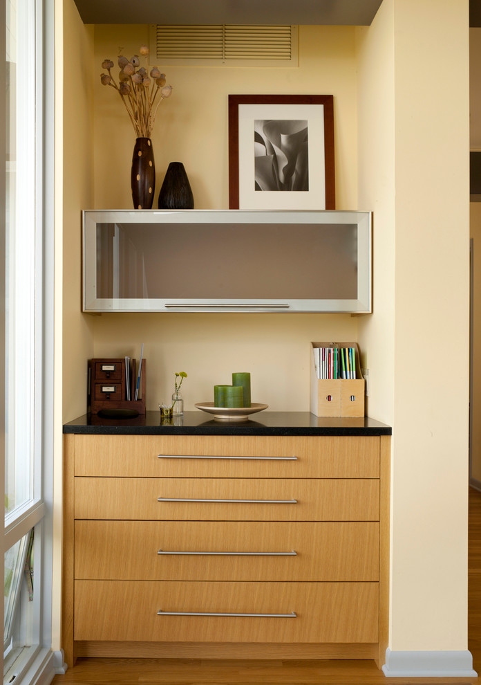 Exempel på ett mellanstort 50 tals arbetsrum, med beige väggar, mellanmörkt trägolv och ett inbyggt skrivbord