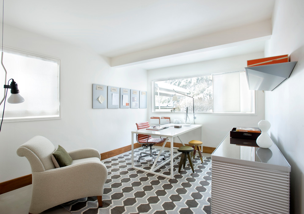 Стильный дизайн: домашняя мастерская среднего размера в стиле ретро с белыми стенами, бетонным полом, отдельно стоящим рабочим столом и серым полом без камина - последний тренд