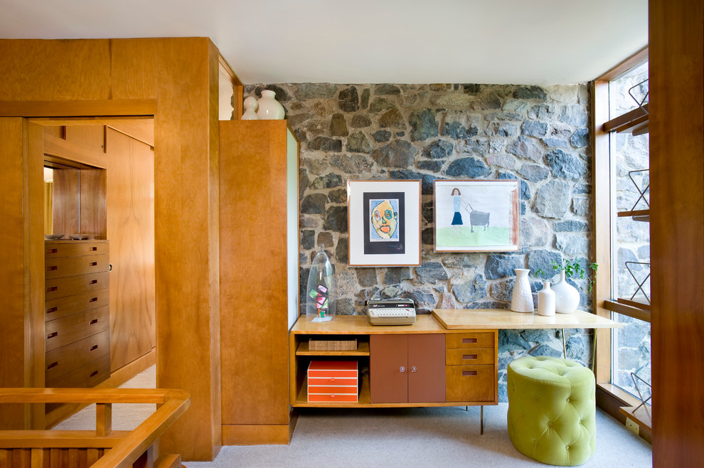 Foto på ett mellanstort 50 tals hemmastudio, med vita väggar, betonggolv, ett fristående skrivbord och grått golv