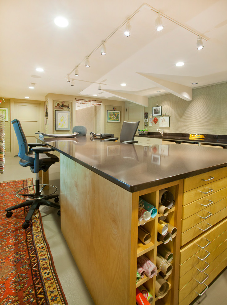 Diseño de sala de manualidades contemporánea extra grande sin chimenea con paredes beige, suelo de linóleo y escritorio independiente
