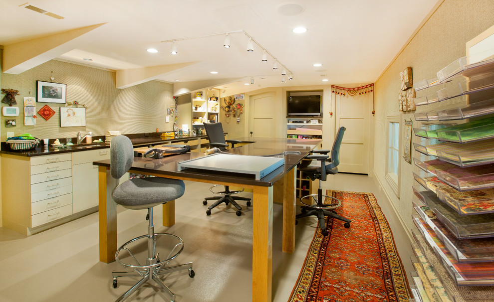 Exempel på ett mycket stort modernt hobbyrum, med beige väggar, linoleumgolv och ett fristående skrivbord