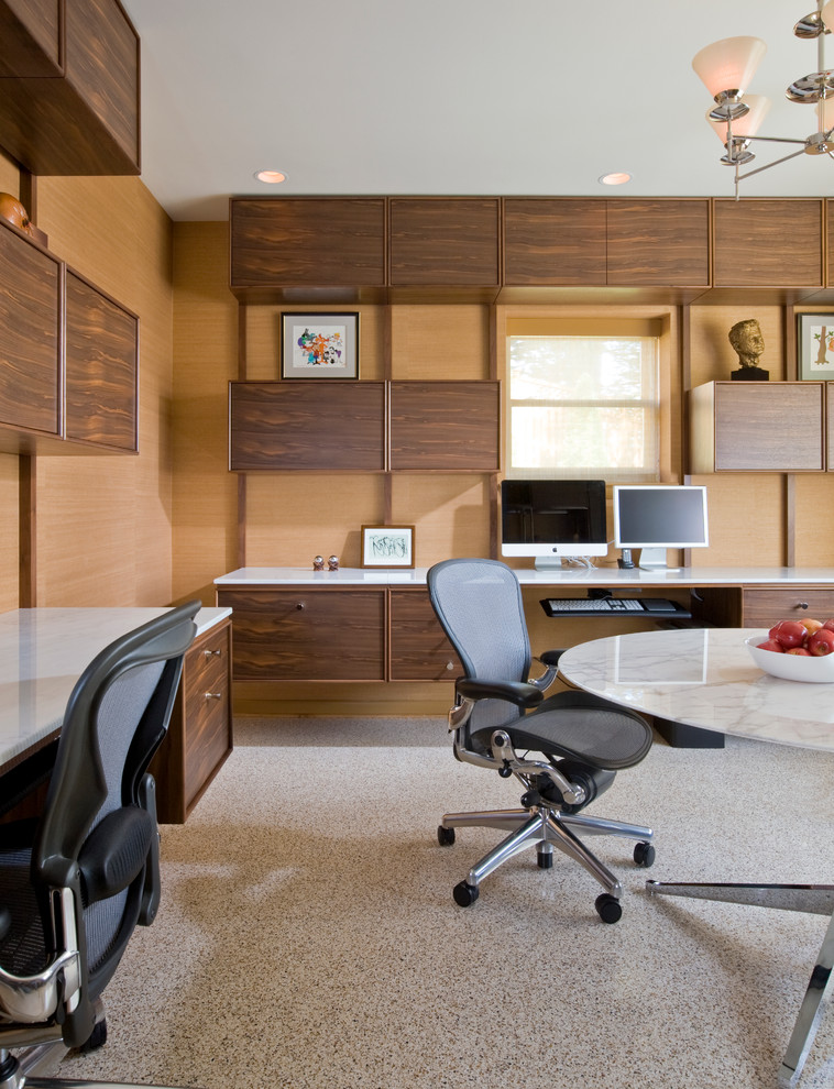Идея дизайна: кабинет в стиле ретро с ковровым покрытием и встроенным рабочим столом