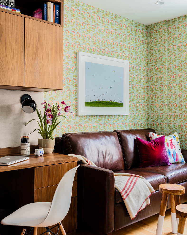 Diseño de despacho vintage con paredes multicolor, suelo de madera clara y escritorio independiente
