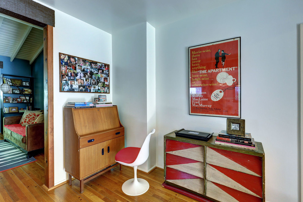 ロサンゼルスにあるミッドセンチュリースタイルのおしゃれなホームオフィス・書斎 (白い壁、無垢フローリング、自立型机) の写真