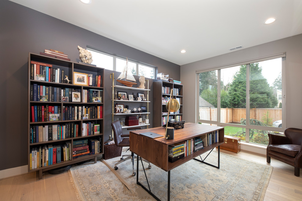 Ejemplo de despacho retro grande con paredes grises, suelo de madera clara, escritorio independiente y suelo beige