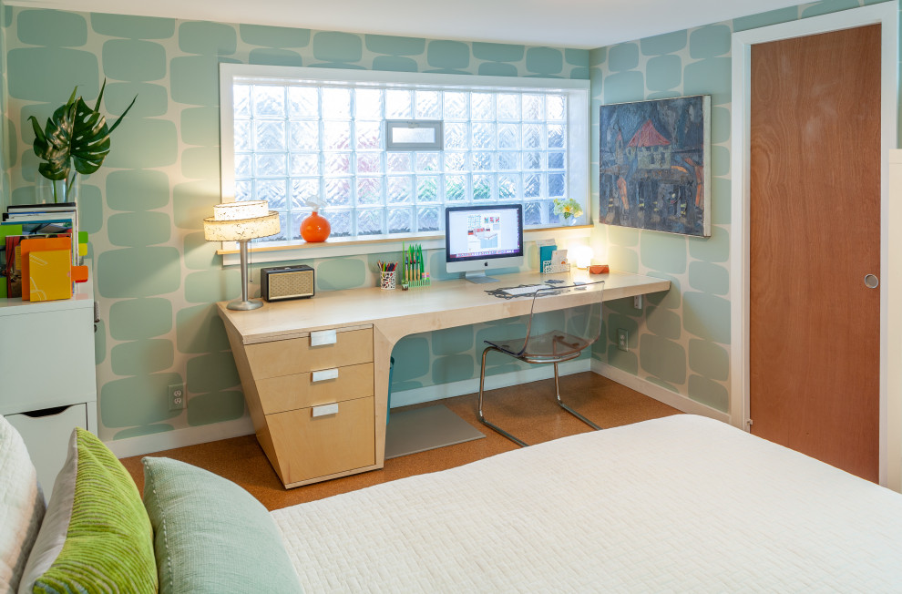 Aménagement d'un bureau rétro de taille moyenne et de type studio avec un mur bleu, un sol en liège, un bureau indépendant, un sol marron et du papier peint.