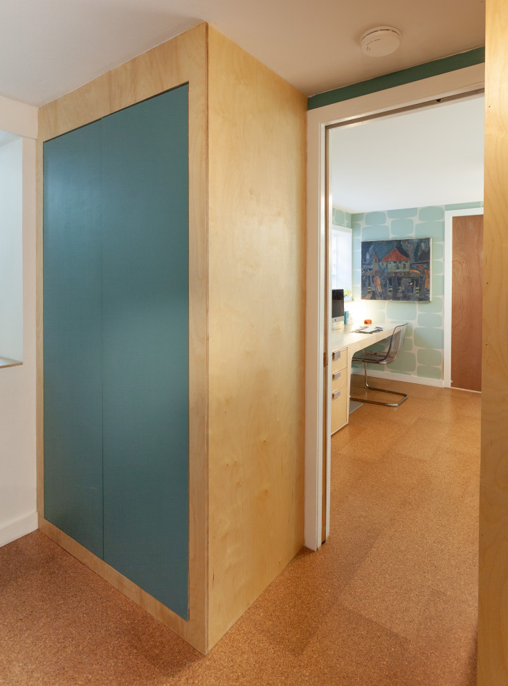 Exemple d'un bureau rétro de taille moyenne et de type studio avec un mur bleu, un sol en liège, un bureau indépendant, un sol marron et du papier peint.