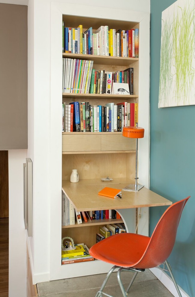 На фото: маленький кабинет в стиле ретро с синими стенами, бетонным полом, встроенным рабочим столом и серым полом для на участке и в саду