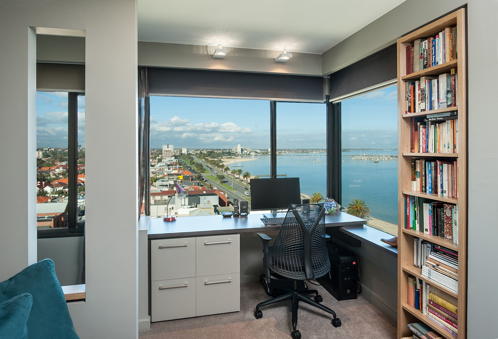 Idéer för ett litet modernt arbetsrum, med grå väggar, heltäckningsmatta, ett inbyggt skrivbord och grått golv