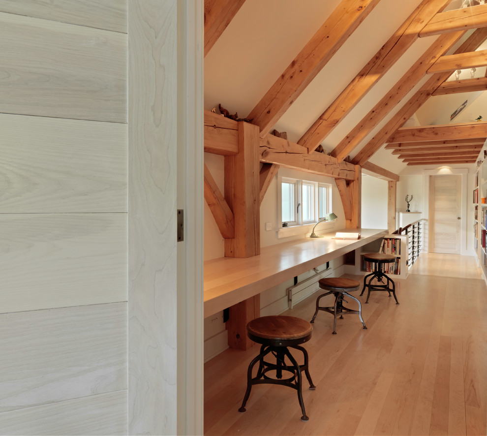 Стильный дизайн: кабинет в стиле рустика с белыми стенами, светлым паркетным полом и встроенным рабочим столом - последний тренд