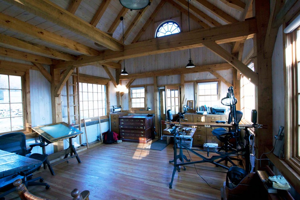 Kleines Uriges Arbeitszimmer mit Studio und braunem Holzboden in Boston