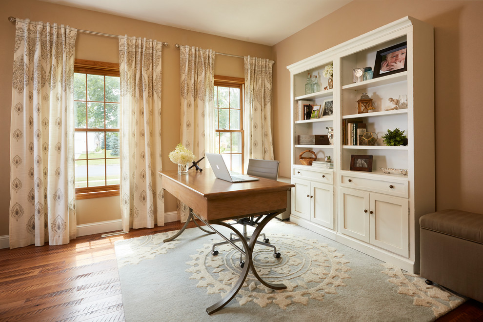 他の地域にあるトランジショナルスタイルのおしゃれな書斎 (茶色い壁、濃色無垢フローリング、自立型机、茶色い床) の写真