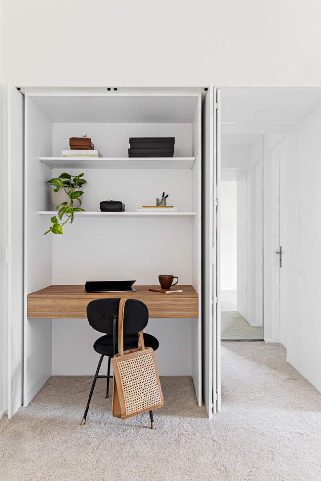 Inspiration pour un bureau design de taille moyenne avec un mur blanc, moquette et un sol beige.
