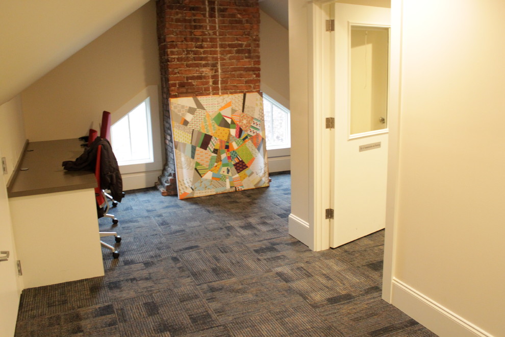 Idéer för små funkis arbetsrum, med beige väggar, heltäckningsmatta, ett inbyggt skrivbord och flerfärgat golv