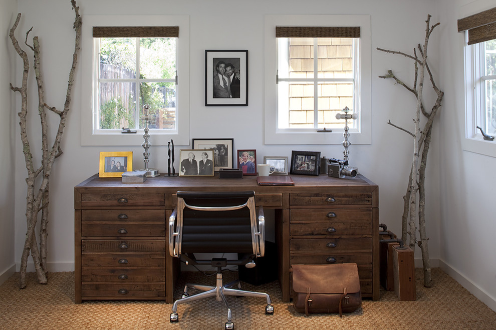 Ejemplo de despacho rural con paredes blancas, moqueta y escritorio independiente